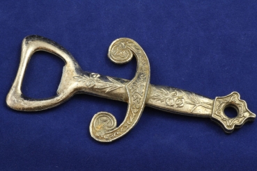 Flaschenöffner in Form eines Schwertgriffs