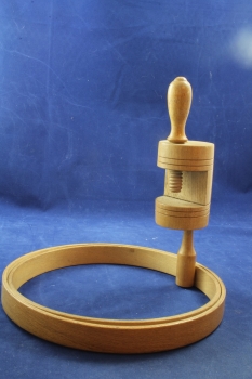 Alter Stickrahmen mit Tischbefestigung 21 cm (1)