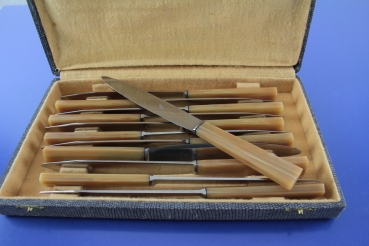 12 Art Déco Messer Speisemesser 22,6 cm Bakelitgriff ca. 1930