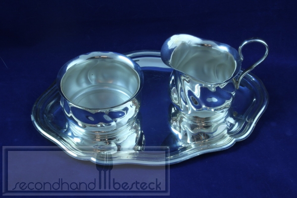 Milch und Zucker auf Tablett versilbert