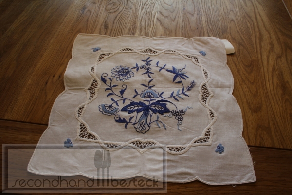 Schön besticktes Deckchen, Platzdeckchen 38 x 38 cm