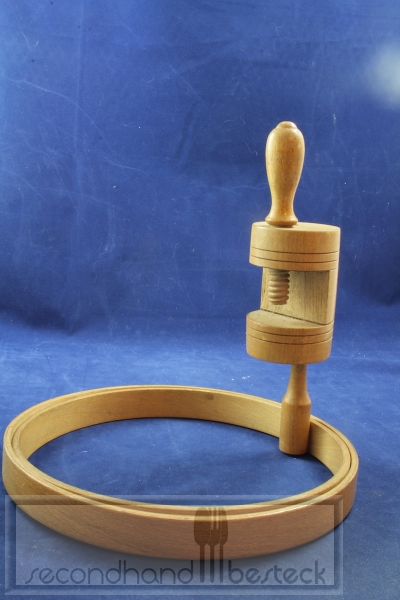 Alter Stickrahmen mit Tischbefestigung 21 cm (1)