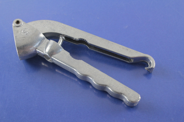 Mehrzweck Presse Knoblauchpresse Zwiebelpresse Nussknacker Kirschen- und Olivenentkerner Alu