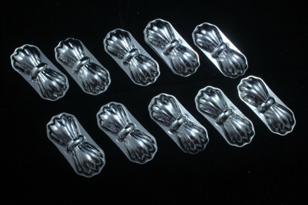 10 x alte Schokoladenform Schokoladen Förmchen Schleife 6,0 x 2,6 cm Metall