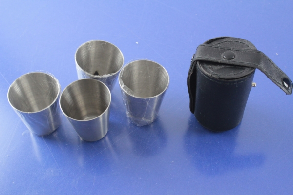 4 Schnapsbecher in Gürteltasche Edelstahl