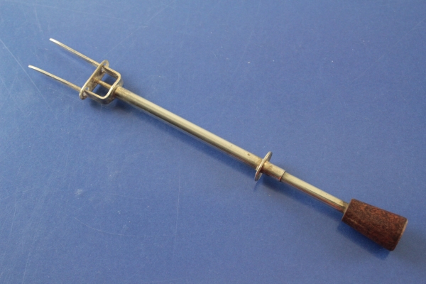 WMF Abstreifgabel Abstoßgabel Gurkengabel 17,6 cm versilbert + Holz